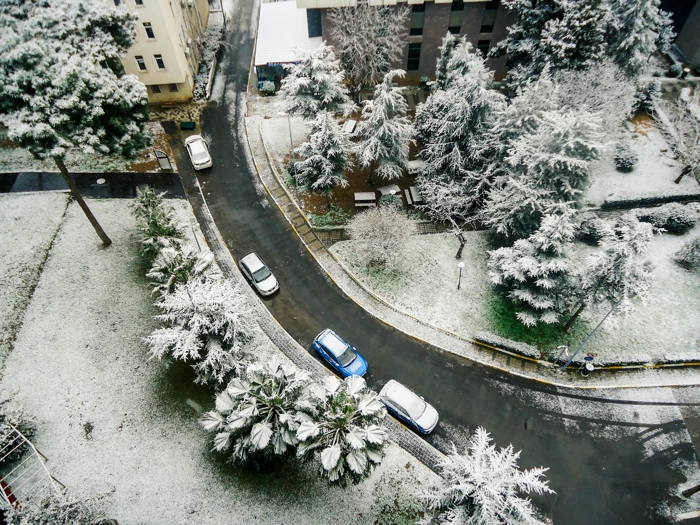 Fahrzeug Schneestraße