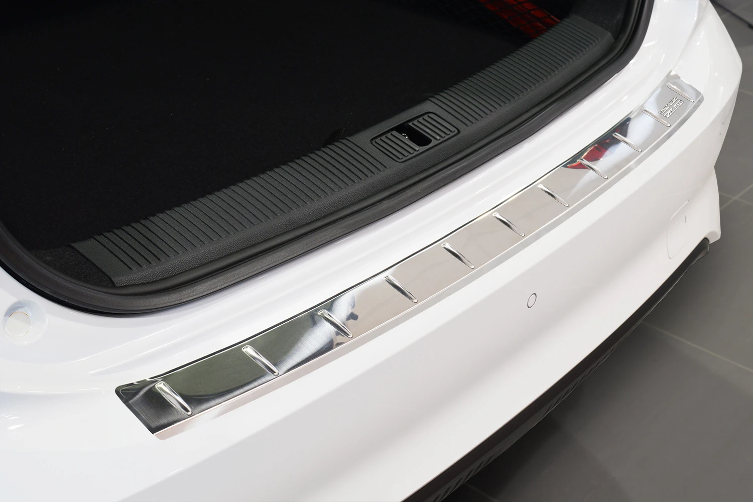 Edelstahl-Ladekantenschutz, British-Edition (1)